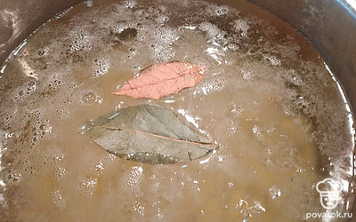 Добавьте лавровый лист, варите 10 минут.