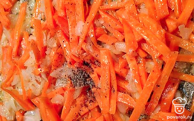 Обжарьте на раскаленной сковороде с растительным маслом нарезанные лук и морковь, добавьте черный перец.