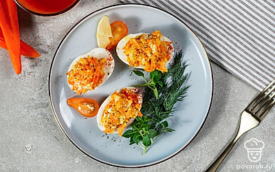 Разложите на тарелке закуску и на каждую половинку фаршированного белка выложите по 0,5 ч. л. майонеза. Сверху положите листья петрушки. На 10-15 минут поставьте закуску в холодильник и затем подавайте к столу охлажденной.