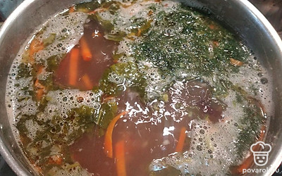 Добавьте нарезанный щавель и зелень. Варите 3 минуты.