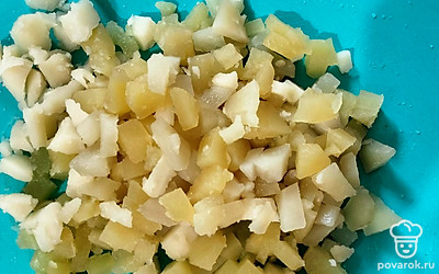 Нарежьте картошку кубиками.