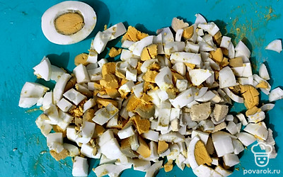 Мелко нарежьте яйца.