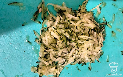 Натрите на терке огурец.