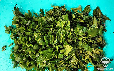 Тщательно помойте и мелко нарежьте петрушку, укроп и зеленый лук.