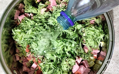 Смешайте все ингредиенты в кастрюле. Добавьте минеральную воду.