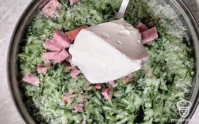 Добавьте сметану.