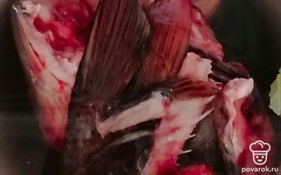 В воде отварите рыбьи головы в течение 1 часа. Остудите немного, процедите бульон через марлю.