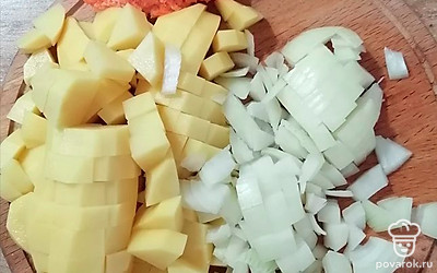 Овощи очистите, помойте. В бульон добавьте картофель, нарезанный кубиками. Когда закипит, снимите пену, дайте покипеть 5 минут. 