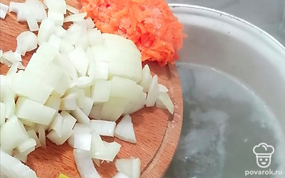 Лук нашинкуйте кубиками, морковь натрите на крупной терке. Выложите овощи в бульон. Дайте покипеть еще 5 минут.