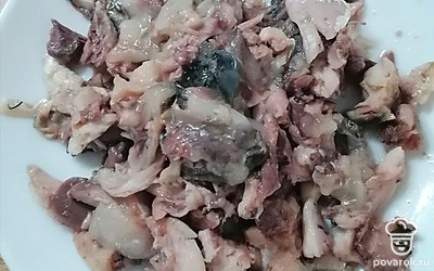Из рыбьих голов выберите мясо без костей и добавьте в бульон.