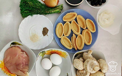 Отварите куриные яйца, охладите их и очистите от скорлупы. Можно также заранее поджарить курицу, чтобы сократить время приготовления в праздничный день.