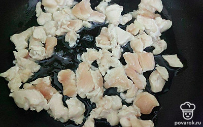 Куриное филе нарежьте мелкими кубиками и обжарьте в сковороде с оливковым маслом. Мясо должно полностью прожариться.