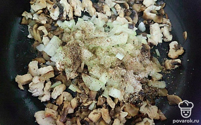 Грибы промойте и измельчите. Добавьте их в сковороду с мясом и обжаривайте до тех пор, пока полностью не испарится вода. Затем добавьте в сковороду мелко нарезанный лук и жарьте до его мягкости. Добавьте соль и перец.
