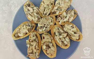 Наполните тарталетки подготовленной смесью и украсьте целой маслиной и веточкой укропа. Наполняйте тарталетки непосредственно перед подачей на стол, иначе они размякнут и это слегка испортит их вкус.