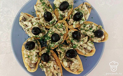 Подавайте тарталетки к столу в качестве закуски перед основным блюдом.