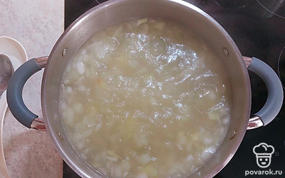 На дно кастрюли влейте 3 ложки растительного масла и обжарьте лук на сильном огне 2 минуты, затем добавьте картофель, перемешайте и залейте водой. 