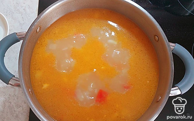 Доведите до кипения, добавьте томаты, варите на среднем огне 20 минут. Затем добавьте рыбку, варите ещё 10 минут. Далее влейте сливки, посыпьте укроп, добавьте соль и перец, хорошо перемешайте, доведите до кипения и выключайте. 