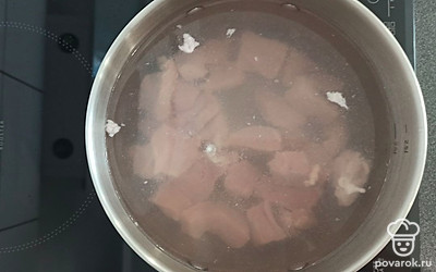 Мясо нарежьте на небольшие кусочки. Переложите мясо в кастрюлю, налейте воду. Варите мясо 30 минут.