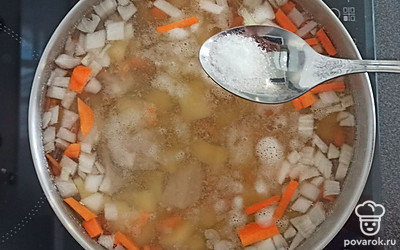 Нашинкуйте лук и морковь небольшими брусочками, добавьте овощи. Приправьте солью и лавровым листом. Варите суп 10 минут.