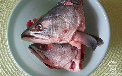 Удалите у рыбы жабры. Промойте головы под проточной холодной водой.
