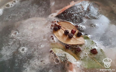 Когда вода закипит, снимите пену. Добавьте соль, черный перец горошком и лавровый лист. Варите на медленном огне в течение 20 минут. 