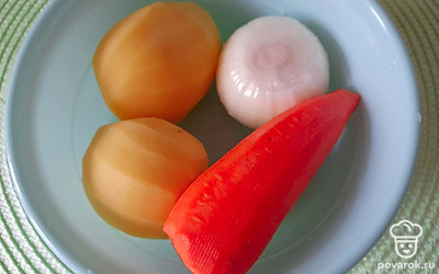 Картошку, морковь и репчатый лук очистите от кожуры.