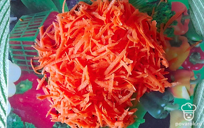 Натрите морковь на терке.