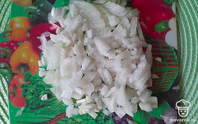 Измельчите репчатый лук.