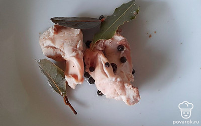 Удалите из бульона лавровый лист, перец горошком и молоки. 