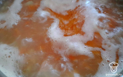 Выложите в бульон картофель, обжаренные овощи и кусочки рыбного филе. Варите 15 минут.