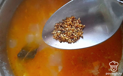 Приправьте суп лимонным перцем. Перемешайте и оставьте на огне еще на 3 минуты.