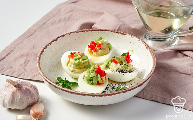 Яйца, фаршированные желтком с авокадо и болгарским перцем — Рецепт с фото