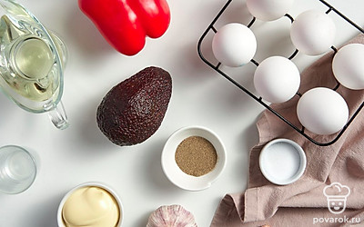 Заранее отварите яйца в подсоленной воде, остудите и очистите. Вымойте и очистите авокадо, чеснок, болгарский перец. Промойте петрушку, обсушите зелень с помощью бумажного полотенца. Приготовьте блендер и кондитерский мешок.