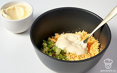 Сделайте фаршированные яйца. В миску положите желтки, мякоть авокадо, чеснок, соль, перец. Добавьте майонез и взбейте блендером до однородной массы. Наполните массой кондитерский мешок с насадкой. В половинки белков положите немного сладкого перца, сверху — пасту из авокадо.