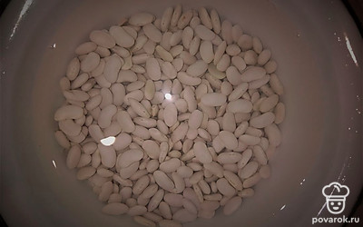 Помойте фасоль и замочите ее на 1 час. 