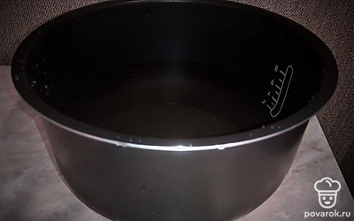 Налейте в чашу для мультиварки 3 литра воды, доведите до кипения. 