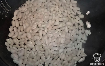 Всыпьте фасоль в чашу, посолите, варите ее 1 час. 