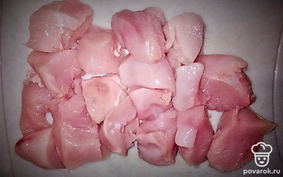 Помойте и нарежьте курицу кусочками. 