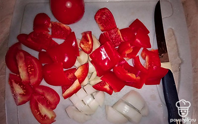 Помойте, почистите и нарежьте овощи. 