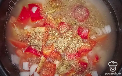 Добавьте овощи в чашу с хмели-сунели, варите суп 10 минут. 