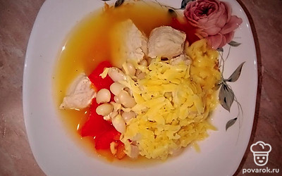 Подайте суп с тертым сыром. 