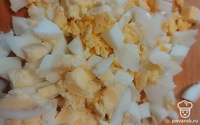 Яйца отварите и нарежьте кубиками. 