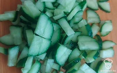 Огурцы нашинкуйте небольшими кубиками. 
