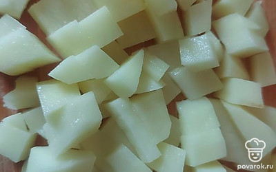 Картофель очистите и отварите. Нарежьте кусочками.