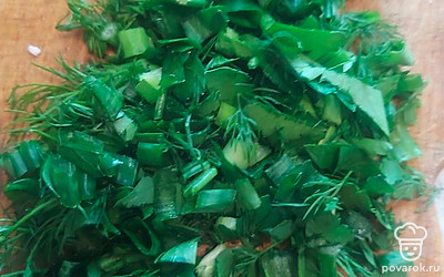 Зелень измельчите. У меня петрушка, укроп и зеленый лук. 