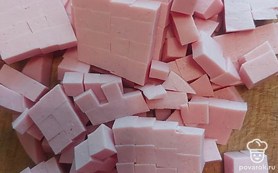 Далее колбасу тоже нашинкуйте кубиками. 