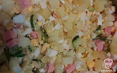 Все ингредиенты выложите в кастрюлю и перемешайте. 