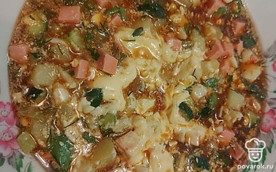 Все выложите в тарелку. Посолите и залейте квасом по вкусу. Очень вкусно, если добавить немного майонеза. 