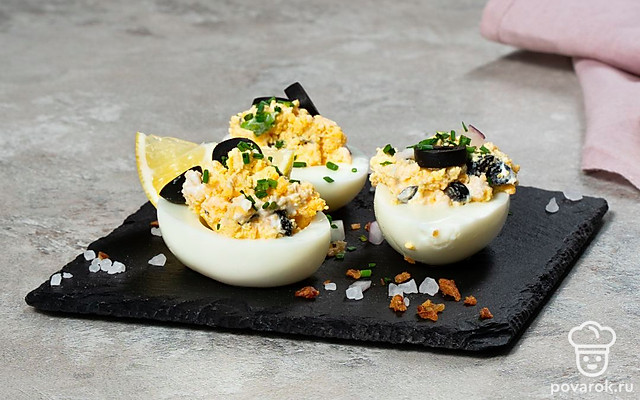 Яйца, фаршированные желтком и маслинами — Рецепт с фото
