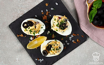 Перед подачей посыпьте блюдо базиликом.